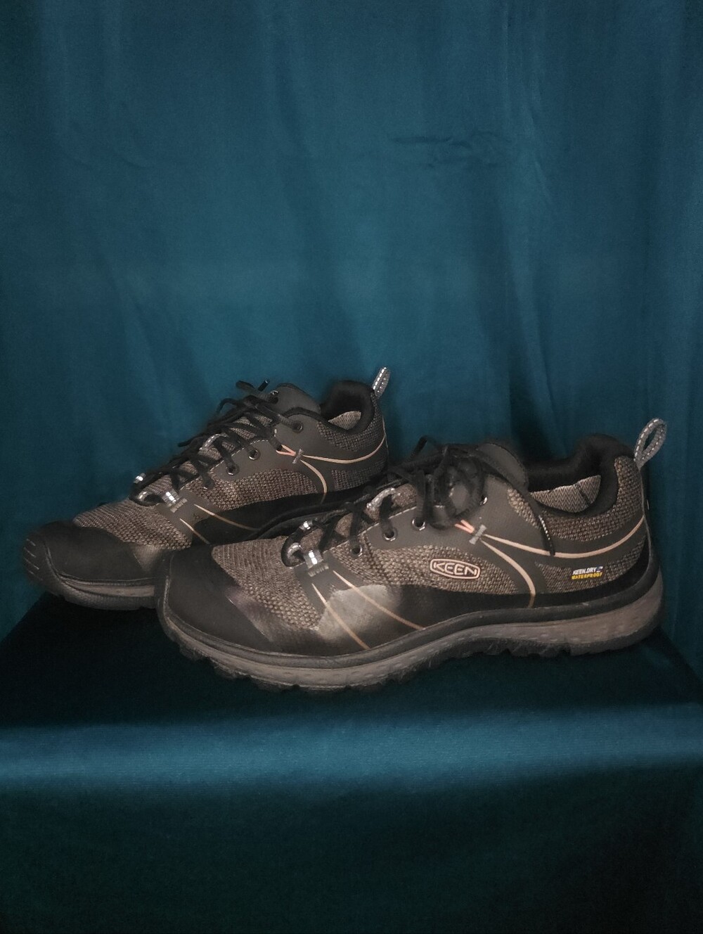 KEEN Black And Gray Hiking Shoes
